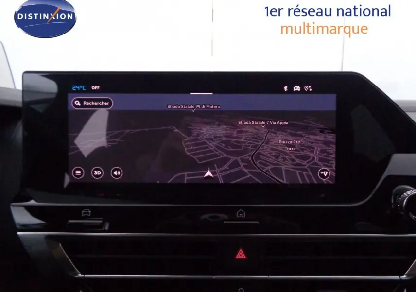 Écran tactile central du tableau de bord du Citroën C4 X 2023 avec navigation affichée, intérieur noir.