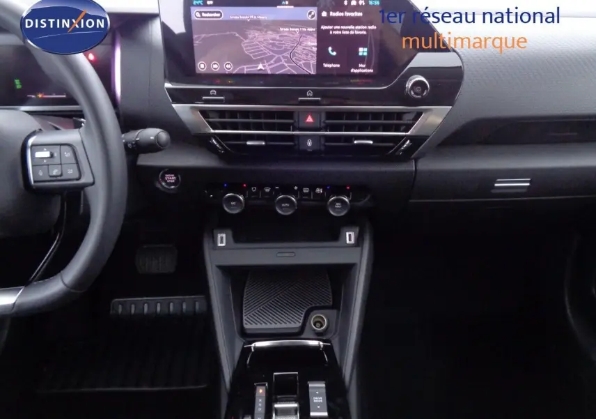 Vue intérieure centrée sur la console centrale et l'écran tactile du tableau de bord d'une Citroën C4 X 2023.
