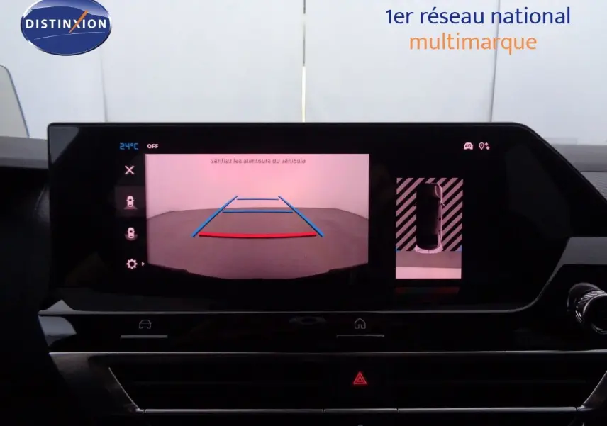 Écran central de la Citroën C4 X rouge Elixir Metal montrant la caméra de recul et l’aide au stationnement.