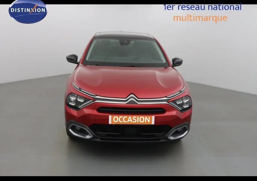 Citroën C4 X rouge Elixir Metal vue de face, mettant en valeur sa calandre distinctive et ses phares LED.