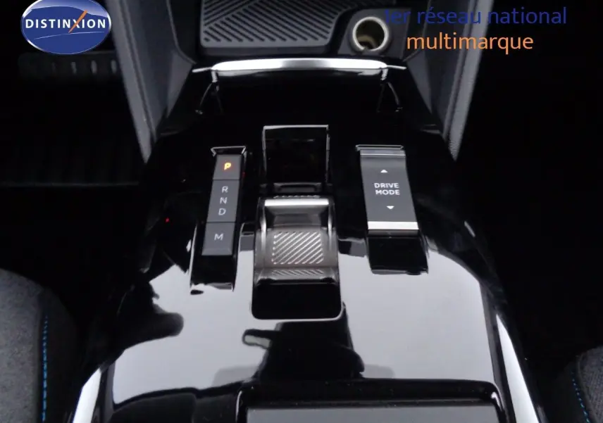 Gros plan sur la console centrale noire brillante du Citroën C4 X, avec levier de vitesses automatique et bouton Drive Mode.