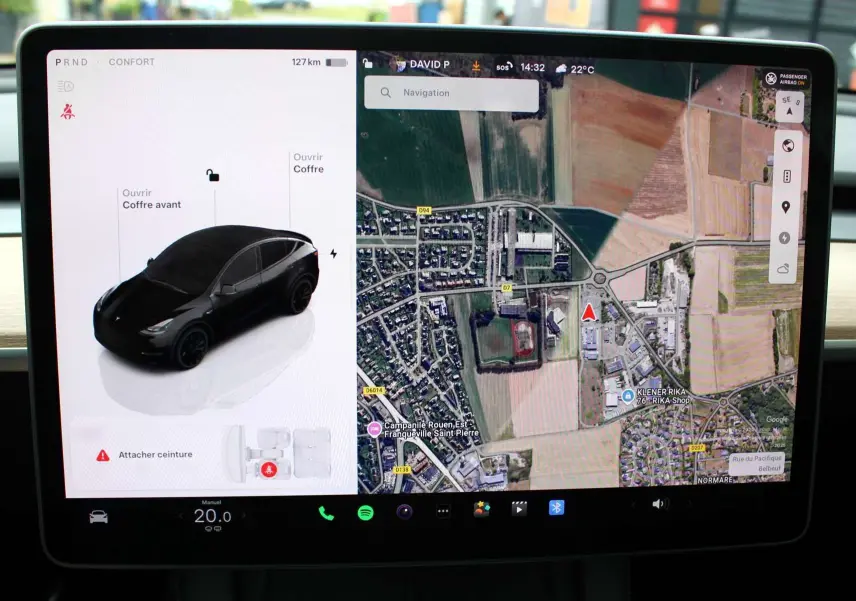 Écran tactile de la Tesla Model Y noir métal 2024 montrant vue 3D du véhicule en 3/4 avant gauche et navigation satellite.