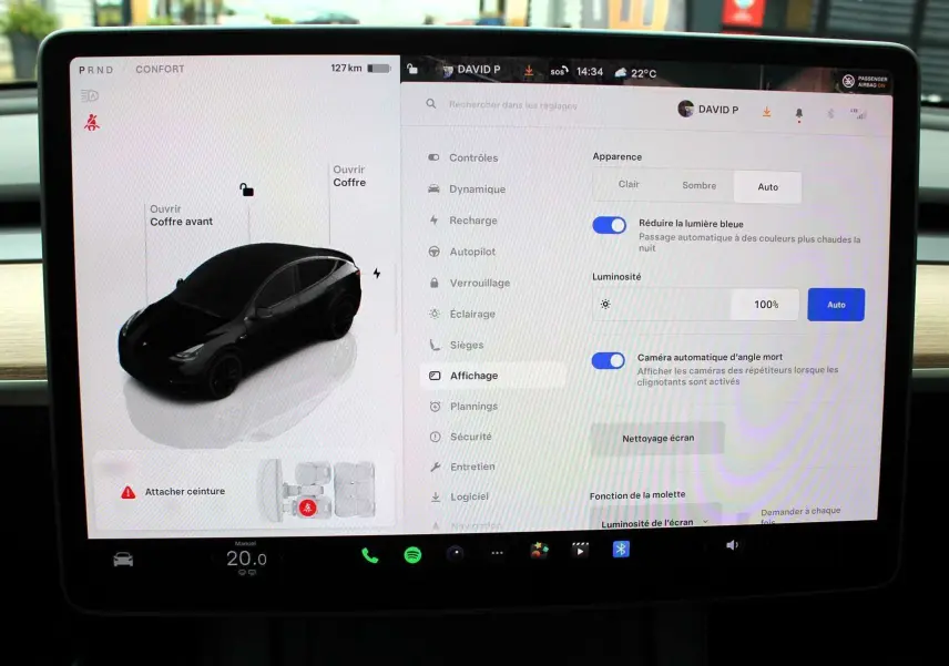 Écran tactile de la Tesla Model Y 2024 noir métal montrant l'interface de contrôle et la vue 3D du véhicule électrique.