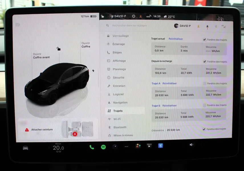 Écran central de Tesla Model Y noir métal 2024 montrant l'interface de contrôle avec vue 3D du véhicule en profil gauche.