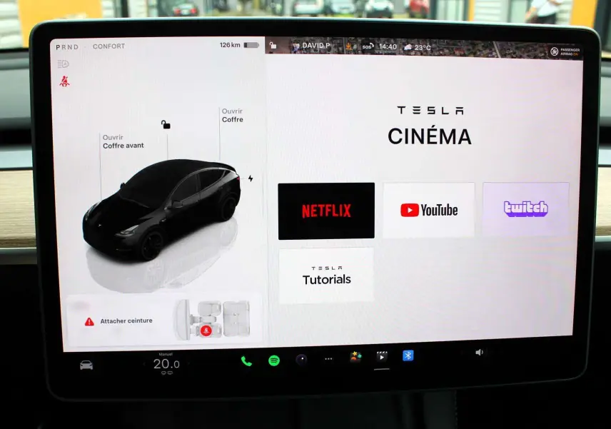 Écran tactile central affichant l'interface Tesla Model Y 2024 en noir métal avec options multimédia et statut du véhicule.