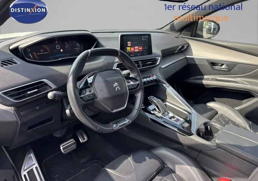 Vue intérieure côté conducteur du Peugeot 3008 GT 2018, avec tableau de bord numérique et sellerie cuir noire.