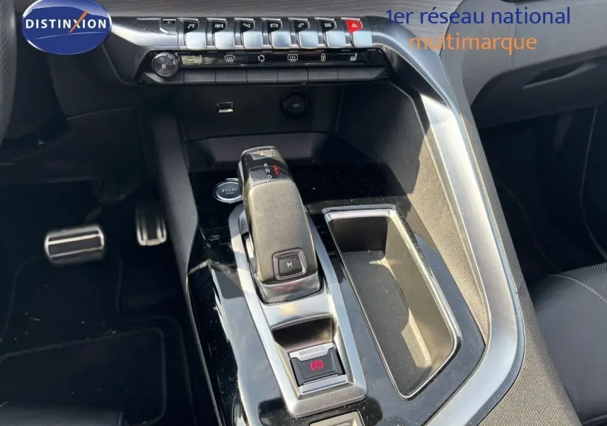 Le levier de vitesse automatique et la console centrale noire du Peugeot 3008 GT blanc nacré vus de près côté conducteur.