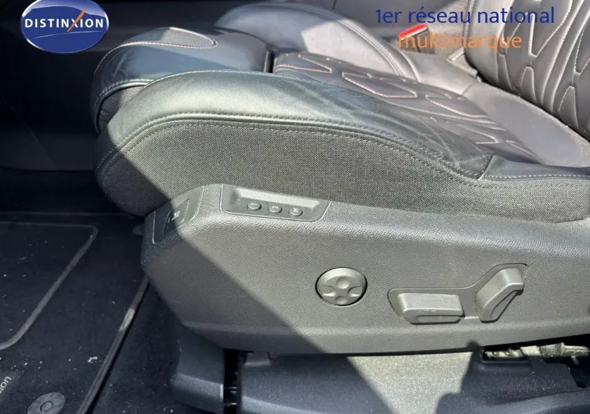 Gros plan sur le siège conducteur en cuir noir avec commandes électriques du Peugeot 3008 GT blanc nacré 2018.