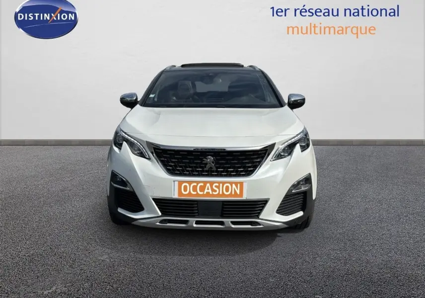 Vue frontale d'un Peugeot 3008 GT blanc nacré avec calandre noire et plaque "OCCASION" orange.