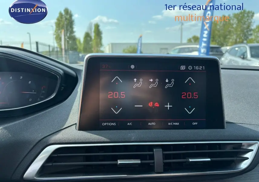 Écran tactile du système de climatisation du Peugeot 3008 GT blanc nacré, vue intérieure frontale.