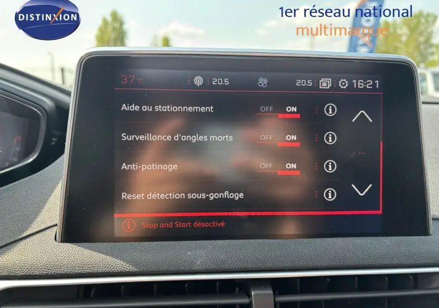 Écran tactile intérieur du Peugeot 3008 GT blanc nacré de 2018 affichant les aides à la conduite activées.