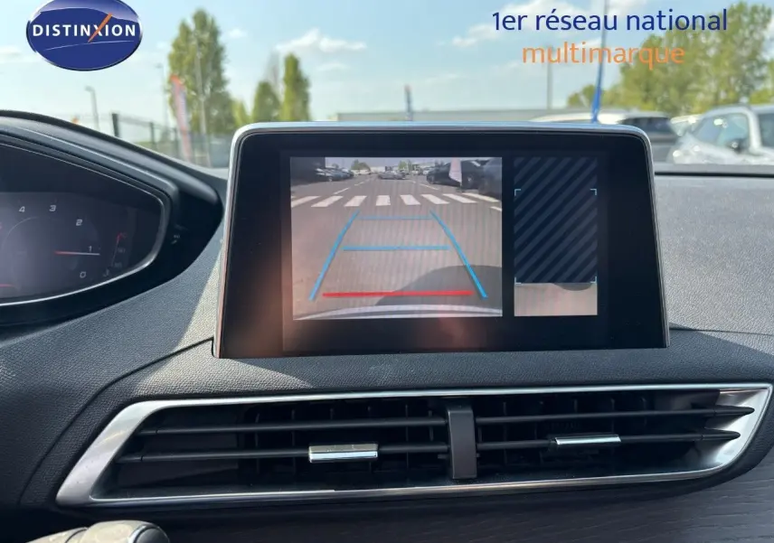 Écran central du Peugeot 3008 GT montrant la caméra de recul avec guidage, intérieur noir et tableau de bord partiel visible.