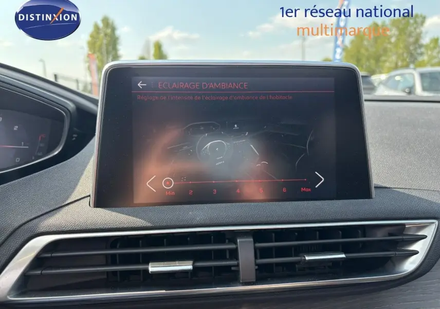 Écran central du tableau de bord du Peugeot 3008 GT 2018 montrant le réglage de l'éclairage d'ambiance.