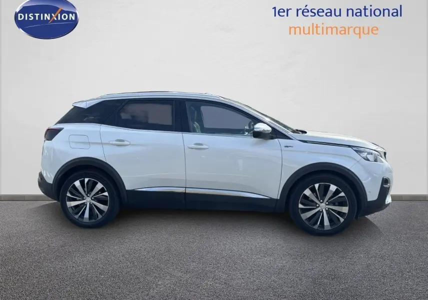 Profil droit d'un Peugeot 3008 GT blanc nacré avec toit noir et jantes alliage bicolores sur fond neutre.