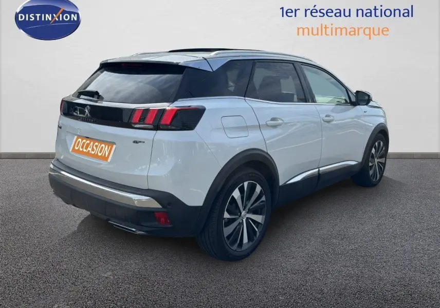 Peugeot 3008 GT blanc nacré en 3/4 arrière droit, avec toit noir et feux arrière distinctifs à LED.