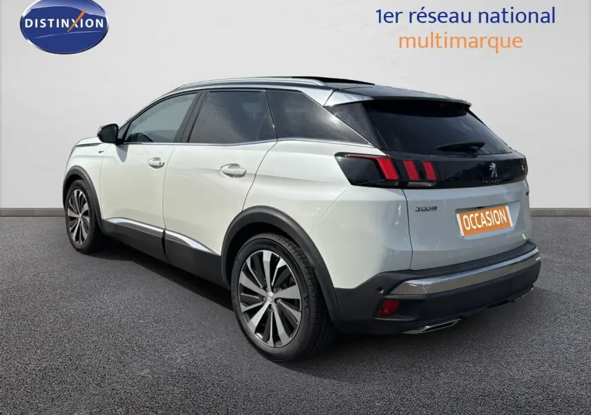 Peugeot 3008 blanc nacré en 3/4 arrière droit, avec jantes alliage et feux arrière LED distinctifs.