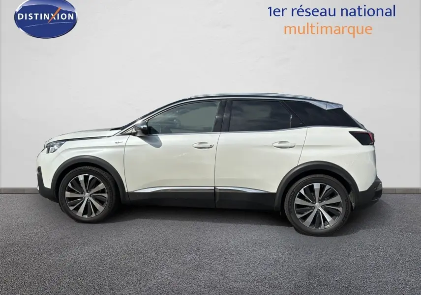 Profil latéral droit d'un Peugeot 3008 GT blanc nacré avec toit noir et jantes alliage bicolores.