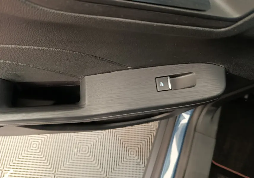 Détail de la commande électrique de verrouillage sur la porte côté conducteur du Ford Kuga bleu 2024 St Line