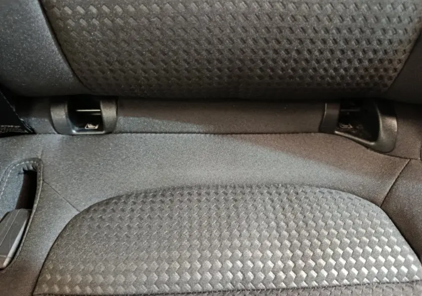 Gros plan sur le tissu gris texturé de la banquette arrière du Ford Kuga 2024, version St Line.
