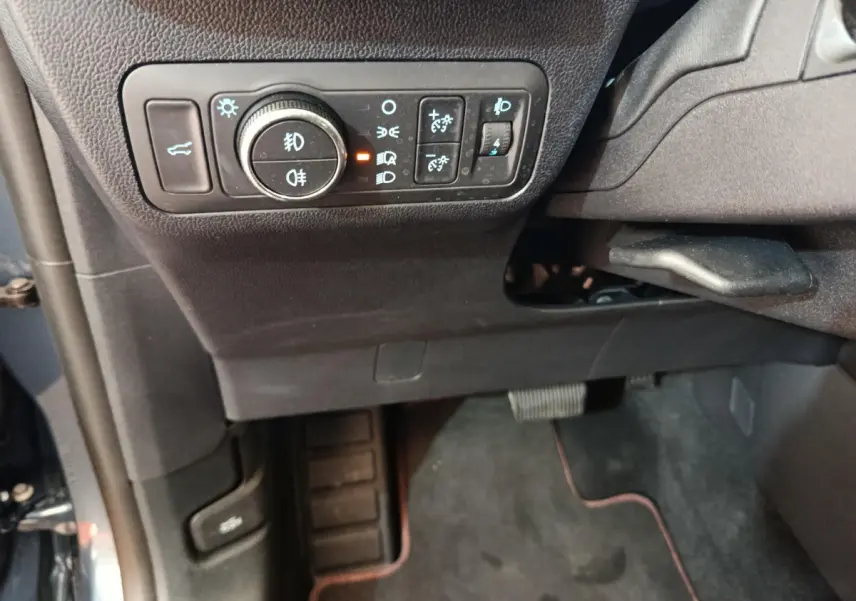 Détail du tableau de bord côté gauche avec commandes d'éclairage sur Ford Kuga bleu 2024 St Line.
