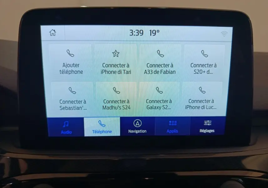 Écran tactile central du Ford Kuga 2024 affichant options de connexion Bluetooth pour téléphones.