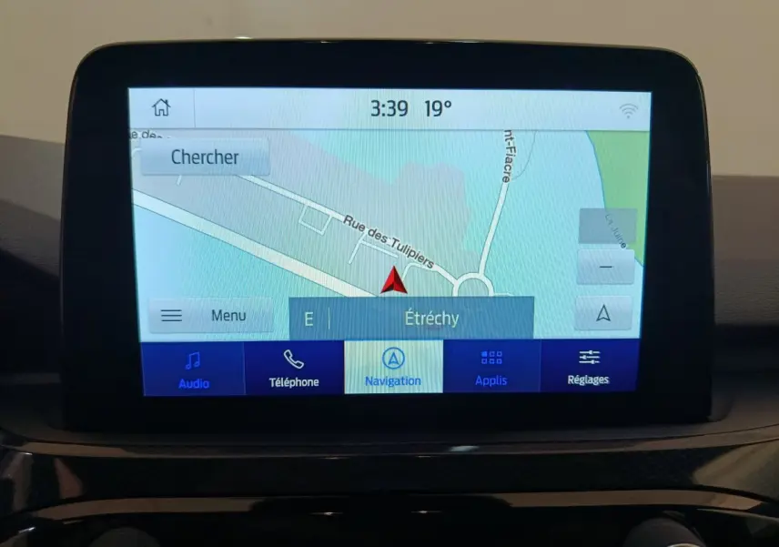 Écran tactile central du Ford Kuga 2024 affichant la navigation avec carte et options multimédia.