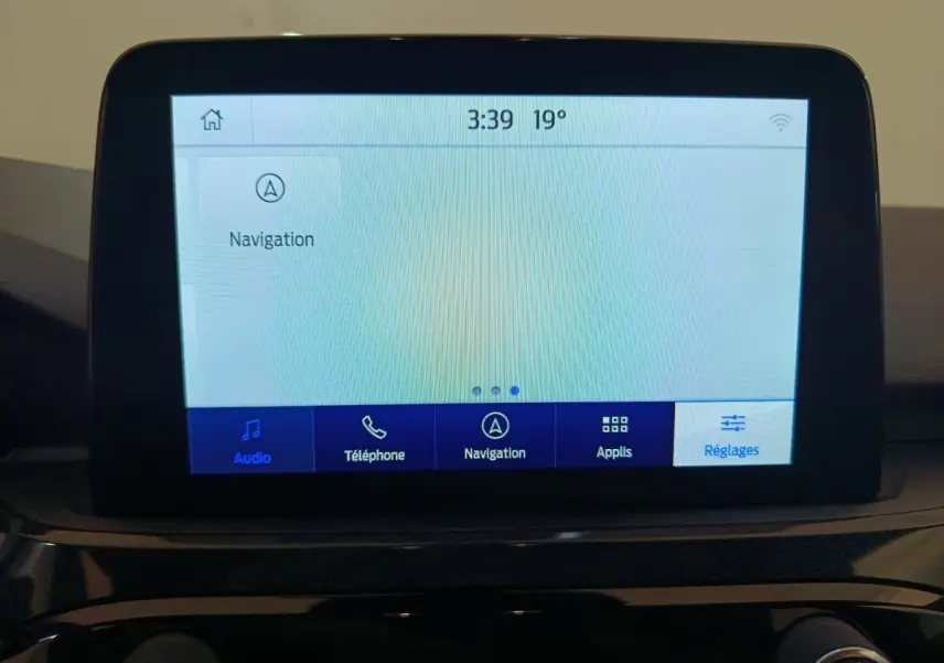 Écran tactile central du tableau de bord du Ford Kuga 2024 affichant le menu navigation et réglages.