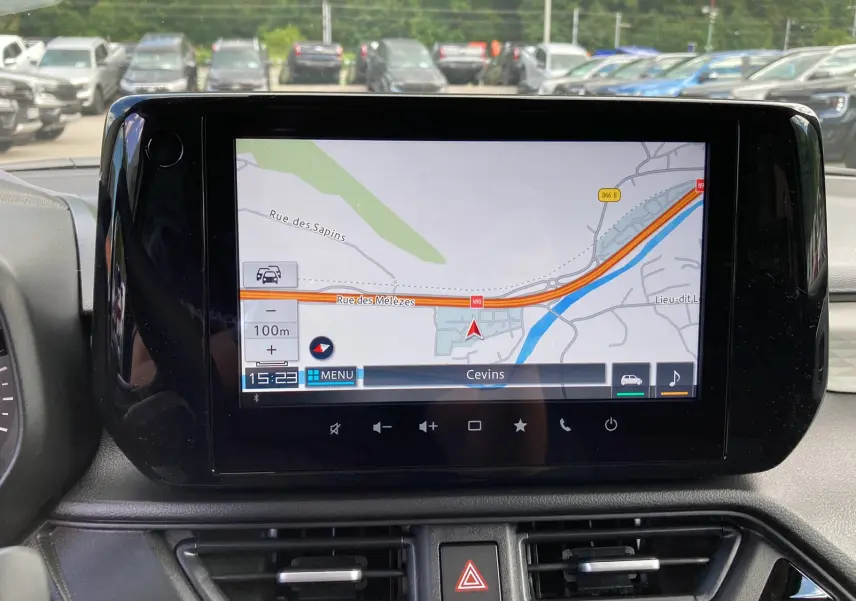 Écran tactile central du Suzuki Swift 2025 affichant la cartographie GPS avec vue de face, intérieur noir.