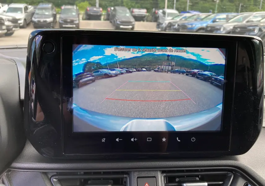 Vue de l'écran central montrant la caméra de recul du Suzuki Swift 2025 en Premium silver metal, avec lignes de guidage colorées.