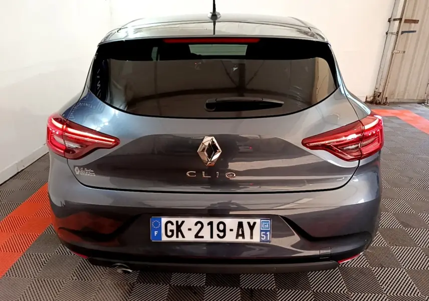 Vue arrière d'une Renault Clio gris foncé 2022 avec feux LED et plaque d'immatriculation française visible.