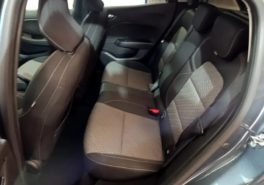 Vue intérieure côté droit des sièges arrière en tissu gris et noir de la Renault Clio Evolution SCe 65 2022.