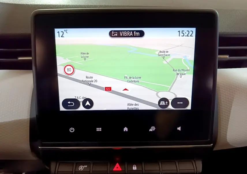 Écran tactile central de navigation 7 pouces affichant une carte, tableau de bord beige de Renault Clio gris foncé 2022.
