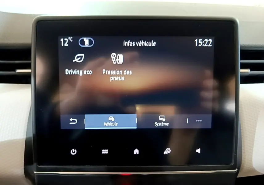 Écran tactile central de la Renault Clio gris foncé, affichant les infos véhicule et la pression des pneus.