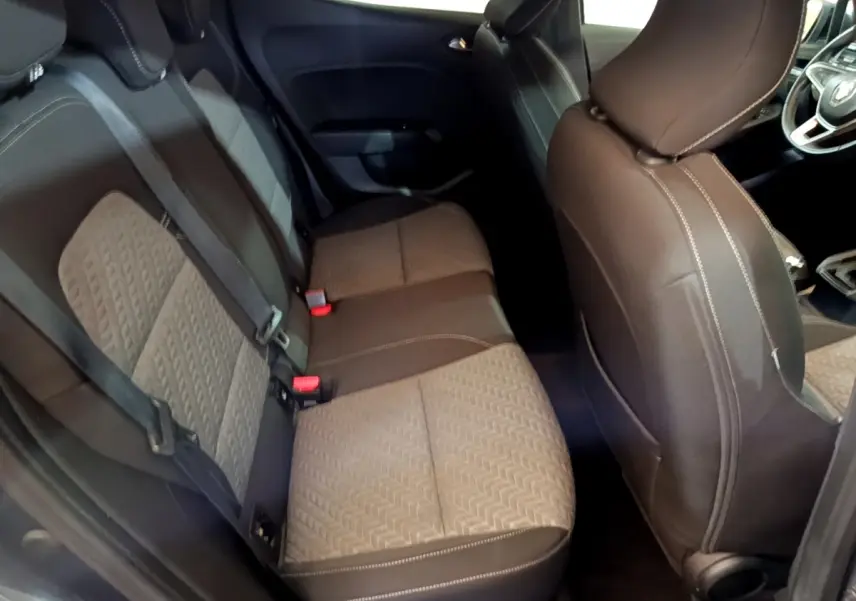 Vue intérieure côté droit montrant la banquette arrière et le siège avant de la Renault Clio gris foncé Evolution SCe 65 2022.