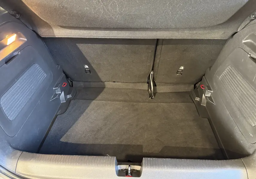 Vue intérieure du coffre spacieux et propre de l’Opel Crossland rouge, version Elegance Business 2022.