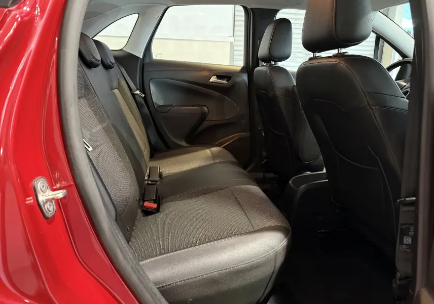 Vue intérieure côté gauche sur les sièges arrière noirs et gris d’un Opel Crossland rouge 2022.