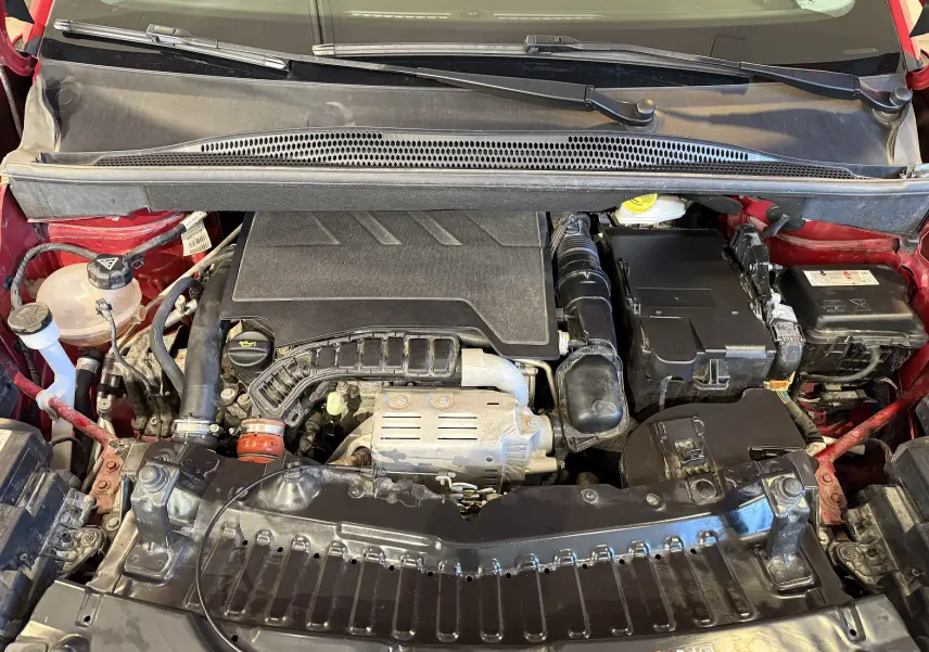 Vue plongeante sur le moteur essence d'une Opel Crossland rouge 2022, version 1.2 Turbo 110 CH Elegance Business.