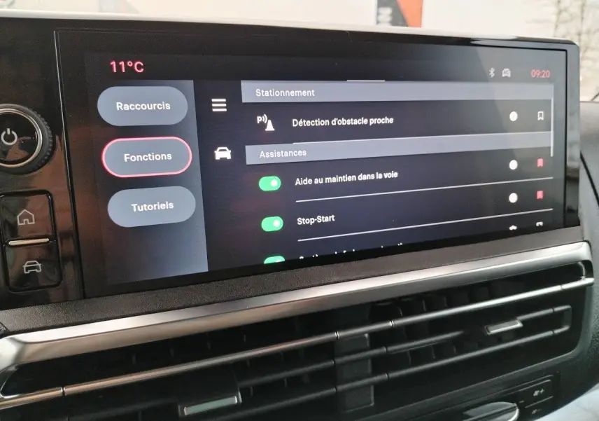 Écran tactile intérieur du Fiat Ulysse XL 2026 affichant les options d'assistance à la conduite, avec tableau de bord noir.