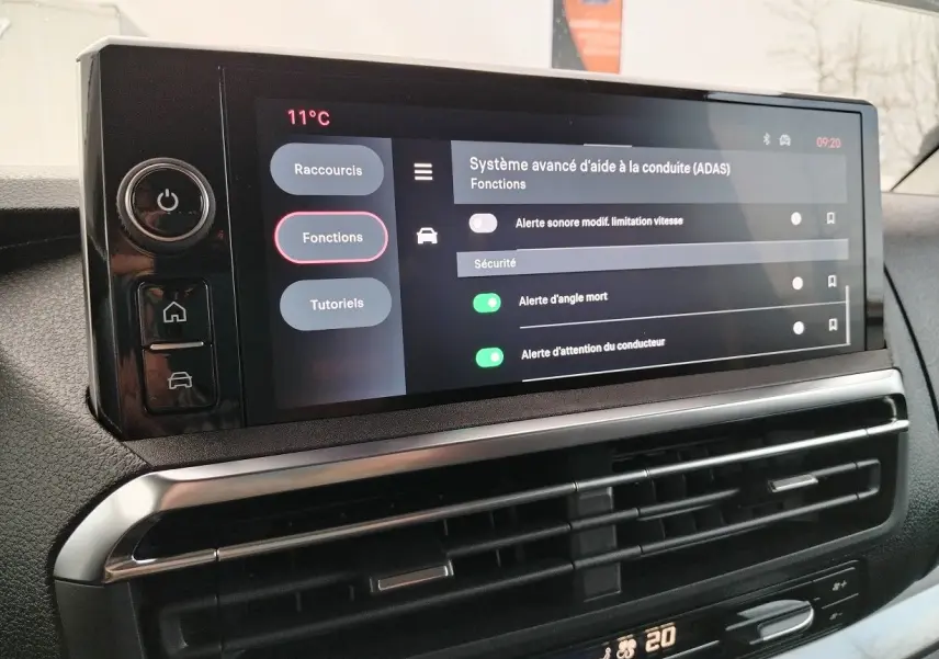 Écran central tactile du tableau de bord du Fiat Ulysse XL 2.2L Diesel, affichant les options d’aide à la conduite.