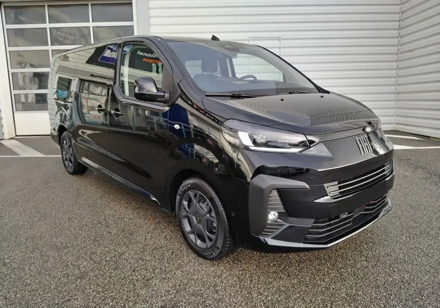 Vue 3/4 avant droite d’un FIAT Ulysse noir Perla, mettant en valeur sa calandre moderne et ses jantes spécifiques.