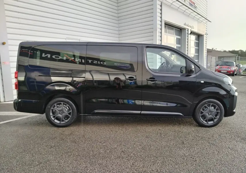 Vue de profil côté gauche d’un FIAT ULYSSE XL noir perla, grand monospace 9 places avec jantes alliage sombres.