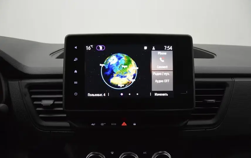 Écran tactile central allumé du tableau de bord du Renault Trafic Fourgon blanc, vue frontale rapprochée.