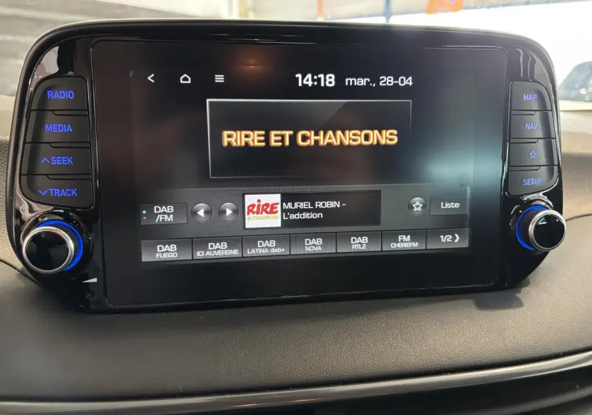 Écran tactile multimédia du Hyundai Tucson 2020 affichant une radio DAB avec boutons lumineux bleus.