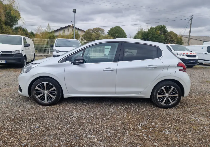 Peugeot 208 blanc nacré vue de profil côté gauche, avec jantes alliage bi-ton et vitres teintées.