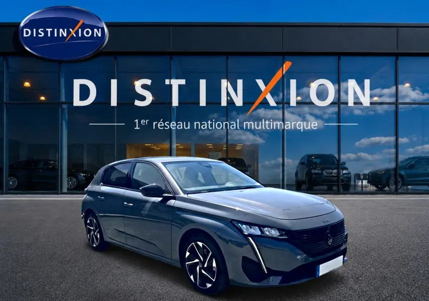 Peugeot 308 1.5 BlueHDi 130 Allure gris, vue 3/4 avant droit, avec feux LED et jantes alu distinctives.