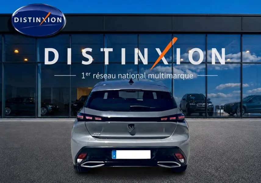 Vue arrière d'une Peugeot 308 gris métallisé 2025, avec feux arrière LED et double sortie d'échappement chromée.