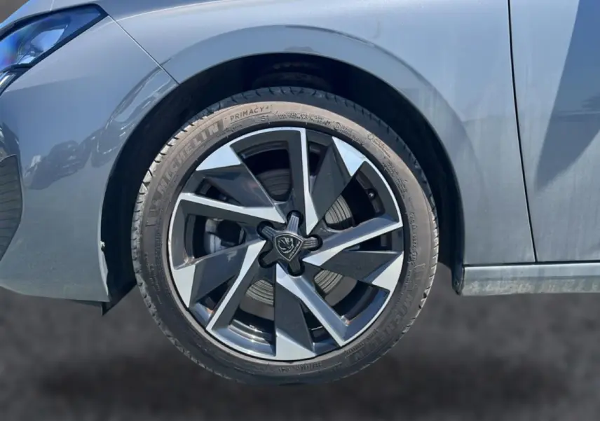 Gros plan sur la roue avant gauche gris métallisé d'une Peugeot 308 2025 avec jante alu au design moderne.