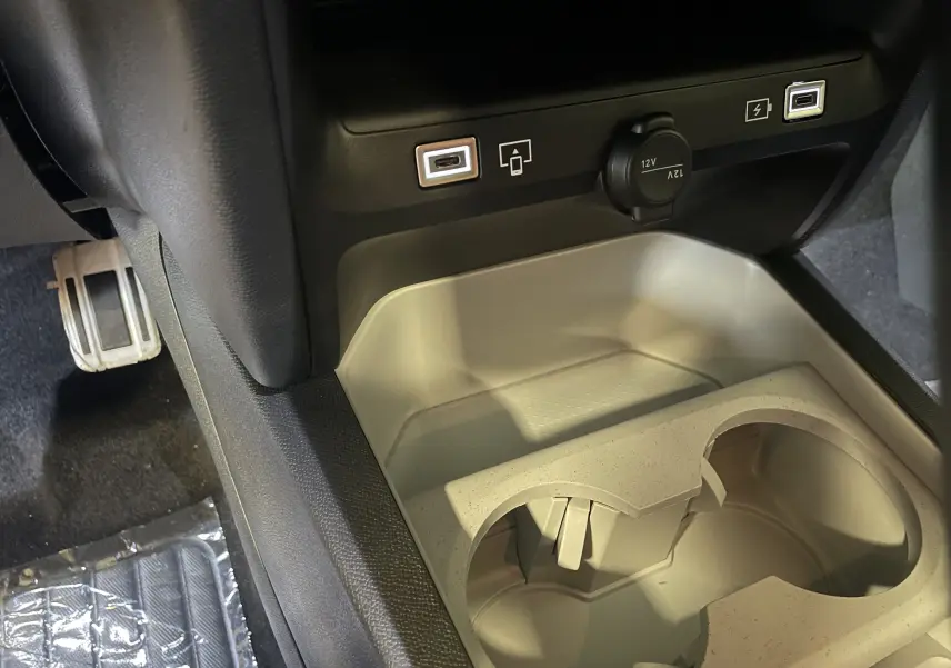 Gros plan sur les commandes au volant du Citroën C5 Aircross hybride gris platinium, boutons multifonctions noirs.