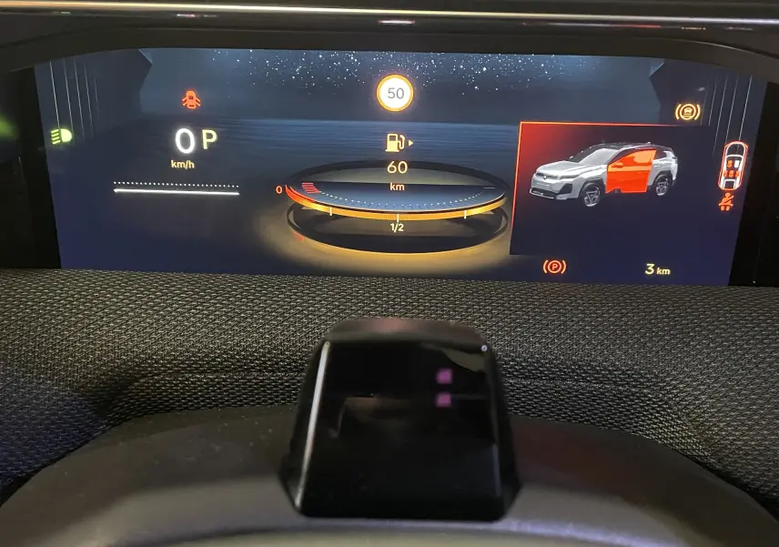 Écran tactile central du tableau de bord du Citroën C5 Aircross hybride 2026, affichant la navigation GPS.