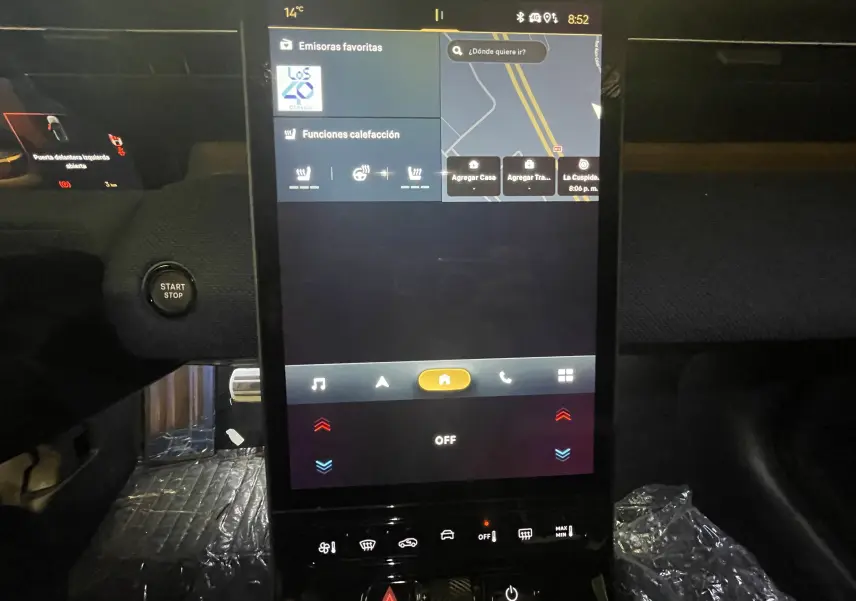 Gros plan sur la console centrale noire du Citroën C5 Aircross hybride 2026, montrant les commandes climatisation et bouton hazard.